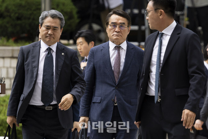  윤 전 대통령 변호인단 서울지법 출석                                                                                                                                                              