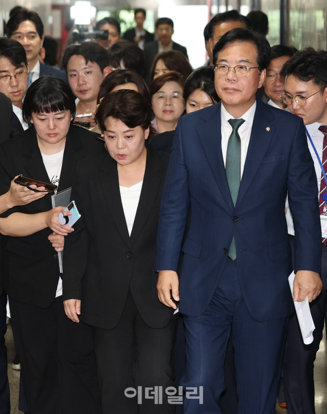 '국민의힘 의총장 향하는 송언석-윤희숙'