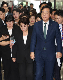 [포토]'국민의힘 의총장 향하는 송언석-윤희숙'                                                                                                                                                  