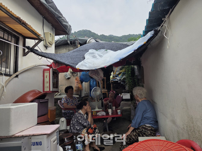 “무더위쉼터 가다 탈진할 판”..40도 폭염에 달동네 '비상'[르포]