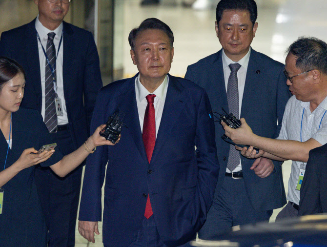 '주머니 손 넣고' 호송차 향한 윤석열...휴대전화 반납한 채 대기