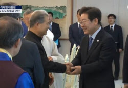 이재명 대통령에…"참모는 코피, 李는 귀에서 피" 농담도