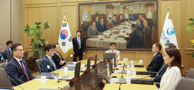 한은, 기준금리 연 2.50% ‘동결’…부동산 대책 효과는(상보)