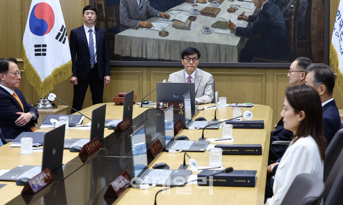 한국은행 금통위 주재하는 이창용 총재                                                                                                                                                              