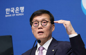 [속보]이창용 "금통위원 6명 중 4명 3개월 내 금리인하 가능"