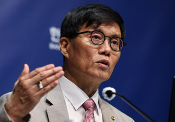 이창용 ”과도한 금리인하 기대 방지…부동산 과열 심리 진정“