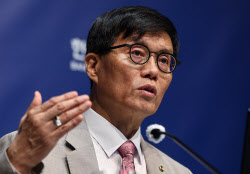 이창용 “과도한 금리인하 기대 방지…부동산 과열 심리 진정”