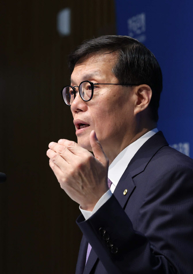 이창용 "금융당국 조직개편 필요…20년 간 가계부채 안 줄어"