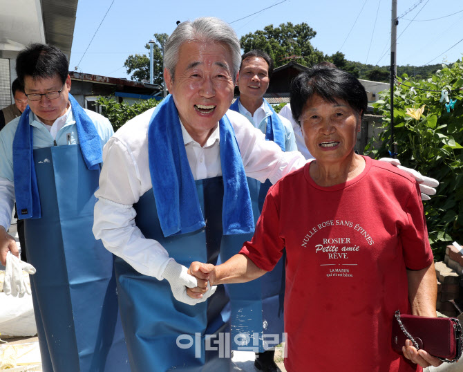  농가주 격려하는 강호동 농협회장                                                                                                                                                                  