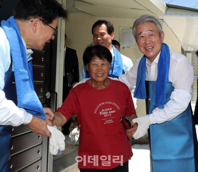  사랑의 집고치기 봉사참여한 강호동 농협회장                                                                                                                                                       