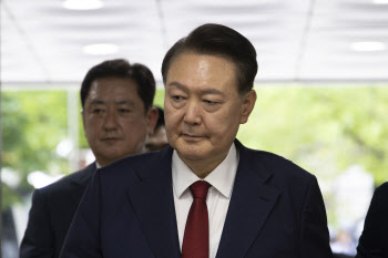 ‘尹 재구속’ 조국 자필 편지 “선풍기 하나에 의지해 봐라”