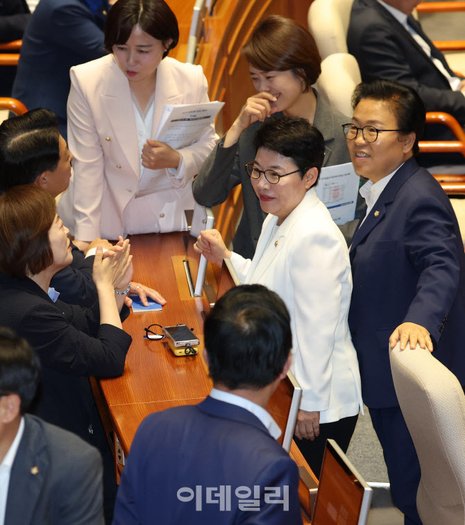 더불어민주당 의원들과 인사하는 임이자 의원                                                                                                                                                        