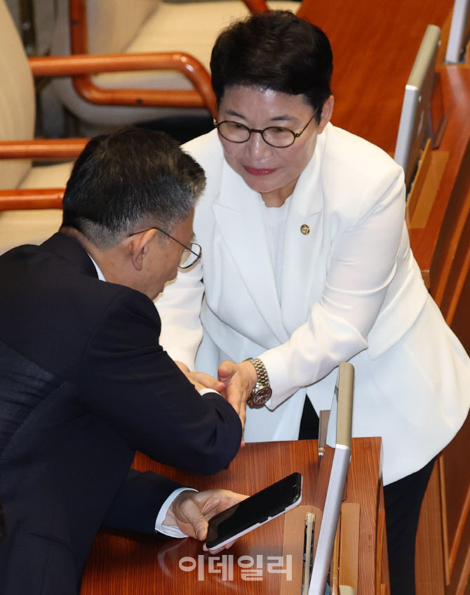 악수하는 임이자-정성호                                                                                                                                                                            