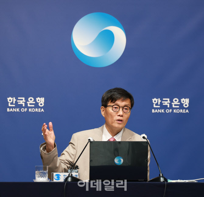 "집값 상승속도 빨라"…'매파' 발언에 "8월 인하 불확실"