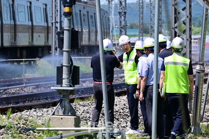 9호선 차량기지에서 살수 장비 점검하는 오세훈 시장                                                                                                                                                 