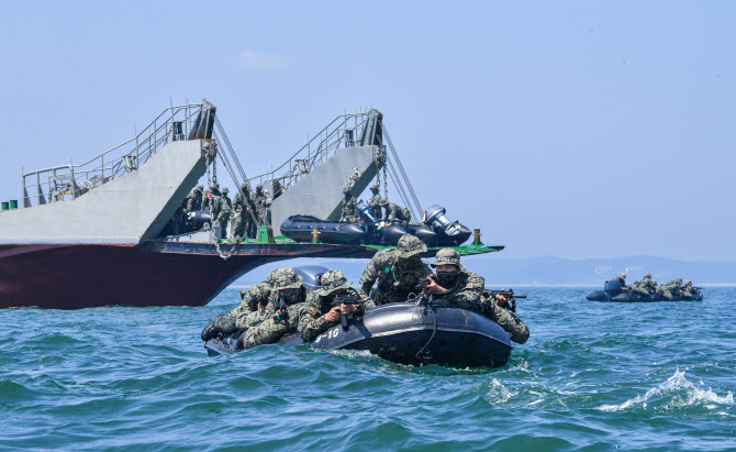 이함훈련 실시하는 육군 특전대원들                                                                                                                                                                       
