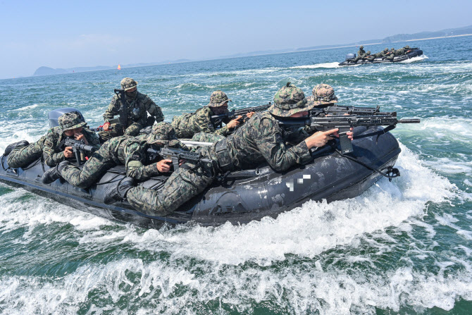 해상고속침투훈련 실시하는 육군 특전대원들                                                                                                                                                               