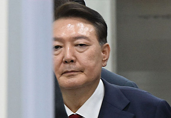 윤석열 “나와 아내에 사람들 연락 끊겨”…‘변호사 구인난’ 호소