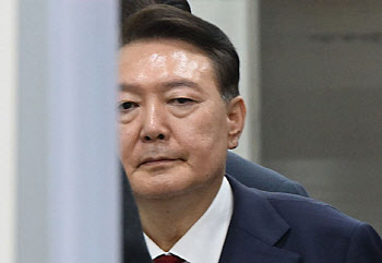 윤석열 “나와 아내에 사람들 연락 끊겨”…‘변호사 구인난’ 호소