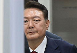 윤석열 “나와 아내에 사람들 연락 끊겨”…‘변호사 구인난’ 호소