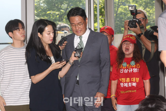 항의받는 김태효 전 국가안보실 1차장                                                                                                                                                               