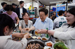 "외식합시다" 번개 공지한 李대통령, 종로에 떴다