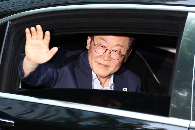  외식 마친 이재명 대통령                                                                                                                                                                          