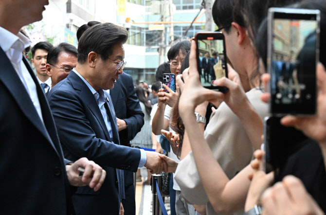  시민들과 인사하는 이재명 대통령                                                                                                                                                                  