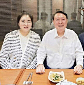 "尹, 돈 한푼 없이 들어가"...김계리, 영치금 계좌번호 공개한 이유