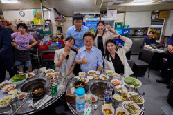 삼겹살 외식한 李대통령 “골목이 살아야 경제가 산다"