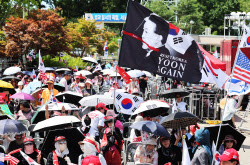 "尹독방에 에어컨 놔달라"…지지자들에 구치소 안팎 &apos;시끌&apos;