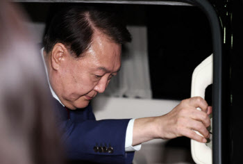 "돈 한푼 없이 들어갔다"는 尹, 이번엔 "운동 시간이 없다"