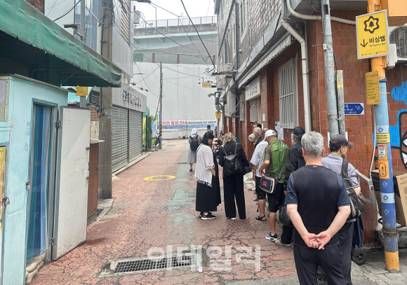 치료 위해 땡볕에 선 사람들…폭염 속 의료사각지대 '쪽방촌'[르포]