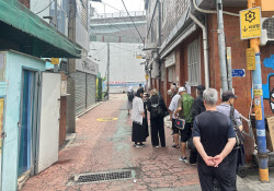 치료 위해 땡볕에 선 사람들…폭염 속 의료사각지대 '쪽방촌'[르포]
