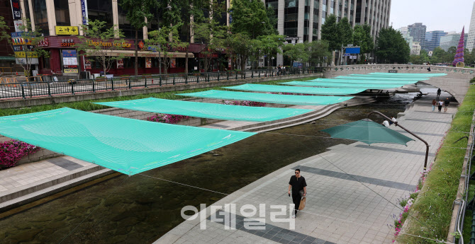 청계천에 대형 그늘막                                                                                                                                                                              