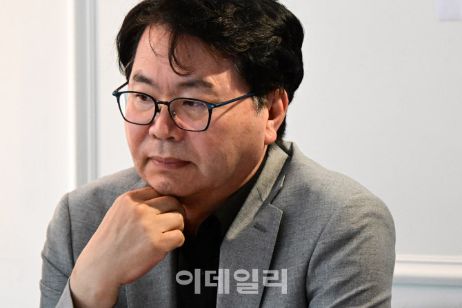 생각에 잠긴 이한주 국정기획위원장                                                                                                                                                                 