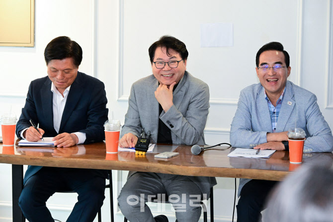 취재진 질의 들으며 웃는 이한주 국정기획위원장                                                                                                                                                     