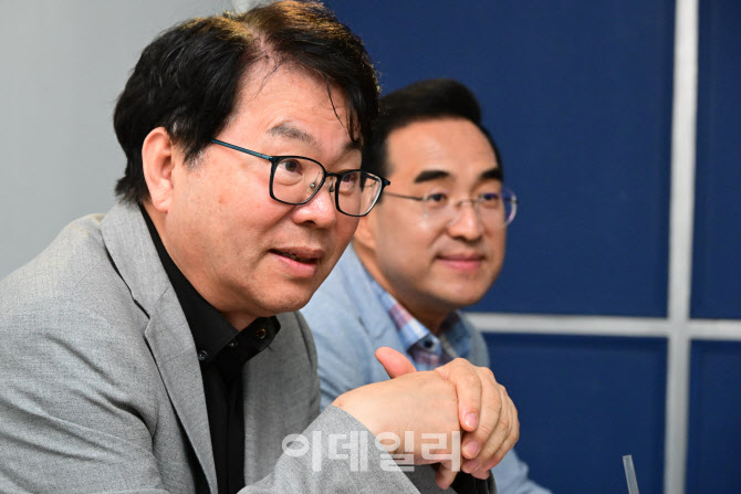 질의 경청하는 이한주 국정기획위원장                                                                                                                                                               