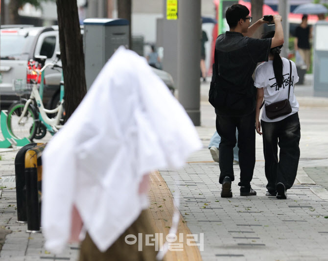 '빗속 데이트'                                                                                                                                                                           