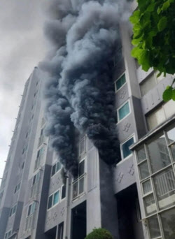 부산 아파트 화재로 모자 사망…스프링클러 없는 노후 건물