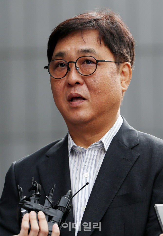  취재진에 첫 출근 소감 밝히는 최휘영 장관 후보자                                                                                                                                                  