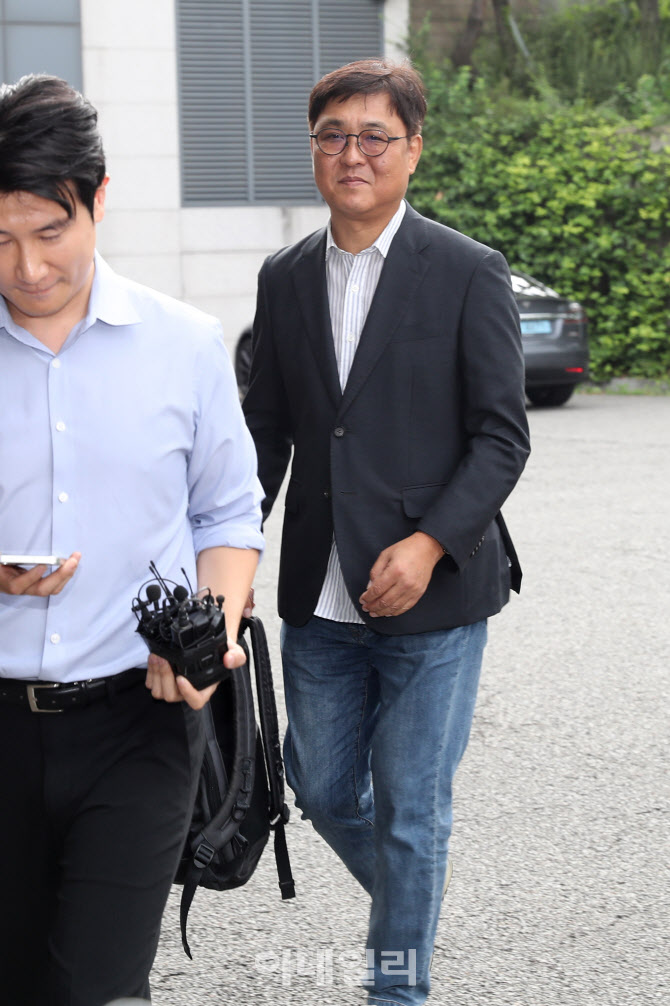  첫 출근하는 최휘영 문화체육관광부 장관 후보자                                                                                                                                                    