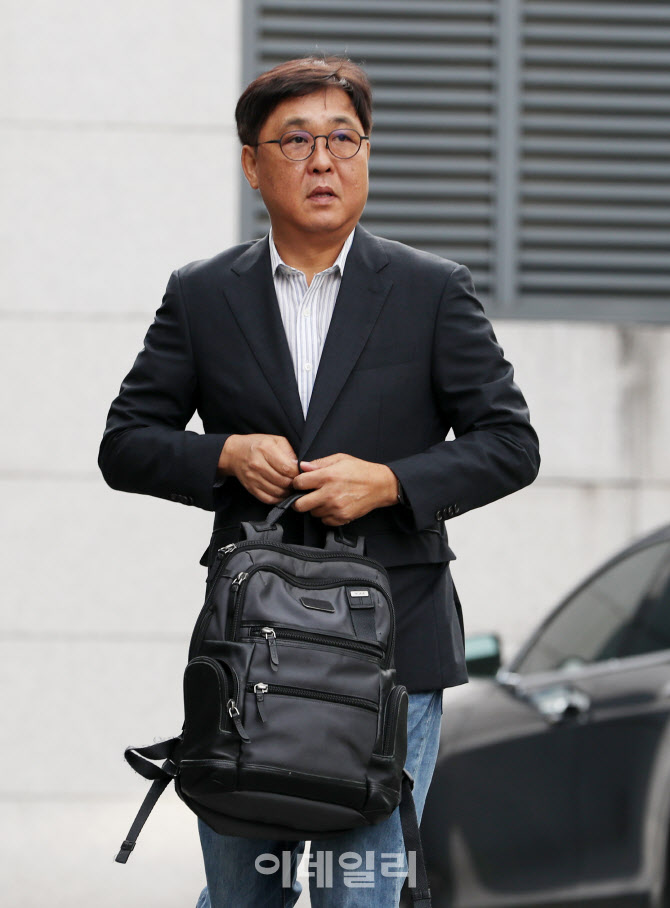  첫 출근하는 최휘영 문체부장관 후보자                                                                                                                                                             
