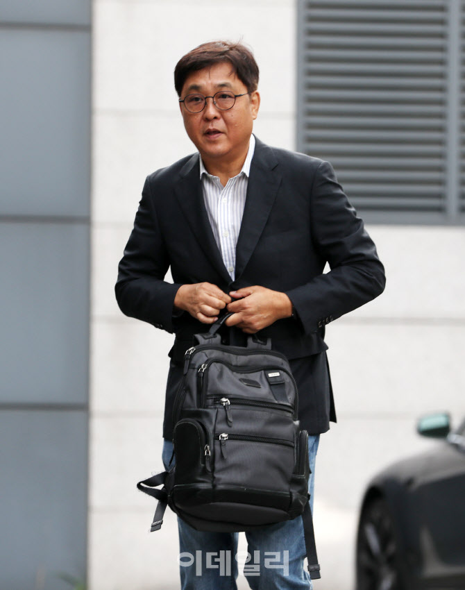  인사청문회 사무실 향하는 최휘영 장관 후보자                                                                                                                                                      