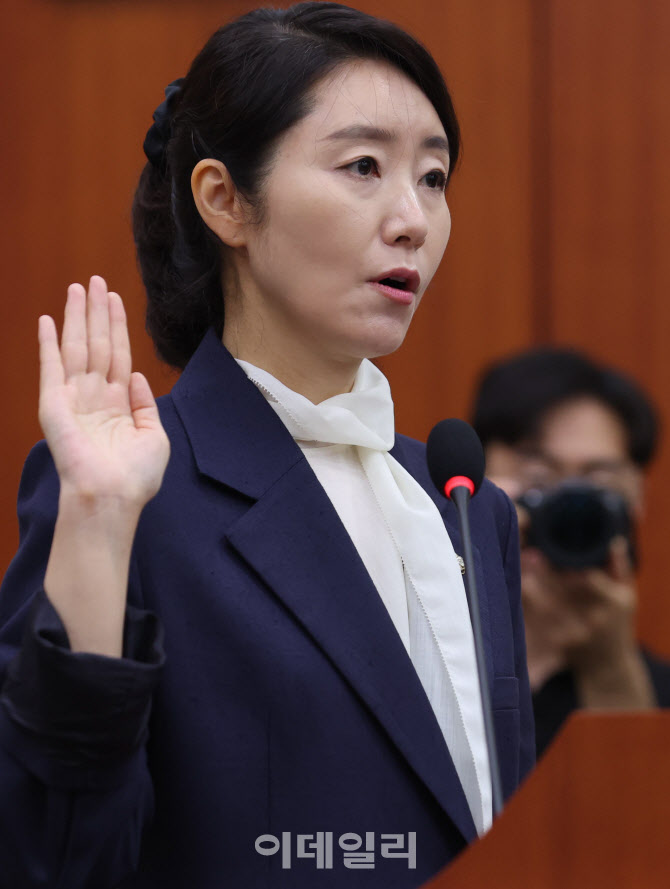 선서하는 강선우 여가부 장관 후보자                                                                                                                                                                
