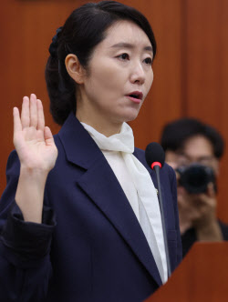 [포토]선서하는 강선우 여가부 장관 후보자