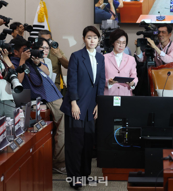 '표정 어두운 강선우 후보자'                                                                                                                                                             