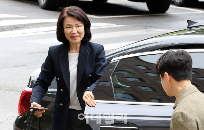 국무회의 배제된 이진숙 방통위원장, 과천청사로 