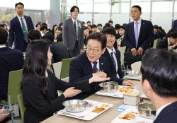 "돈은 마귀" 李대통령에..."재판부터" vs "김건희 명품백은?"