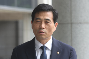 김민기 국회 사무총장, 참고인 신분으로 특검 출석